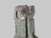 Aeg F 72 Seite 1  Aeg F 72, 26. Dynastie bis römische Zeit, Isis lactans, Hellblaue Fayence, H 3,0 cm, B 1,2 cm, T 2,1 cm : Bestandskatalog Ägypten, Museumsfoto: Claus Cordes
